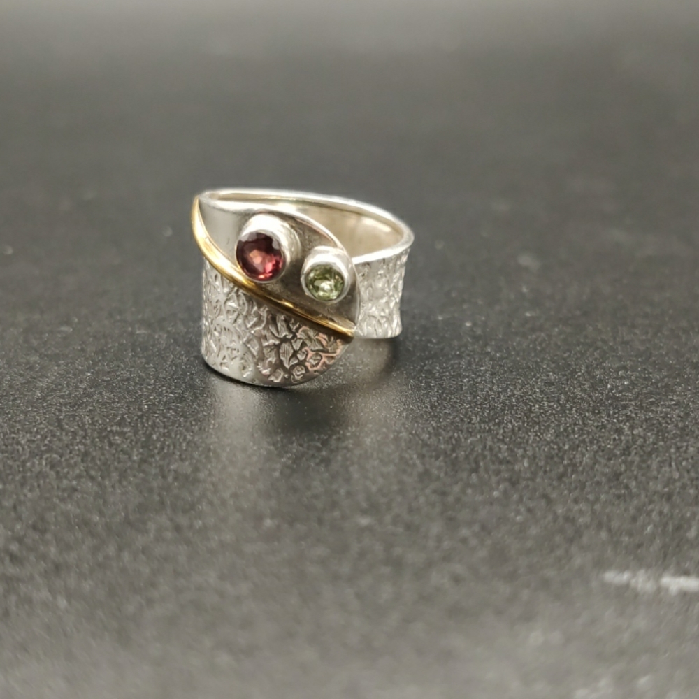 Sterling Silver Ring with Granate and Peridoto Stones💎